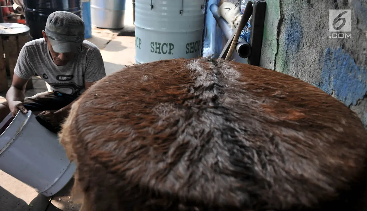 Pengrajin menghaluskan drum saat membuat beduk di kawasan Tanah Abang, Jakarta, Senin (14/5). Beduk biasa dijual dengan kisaran harga Rp 150 ribu hingga Rp 1,5 juta. (Merdeka.com/Iqbal Nugroho)
