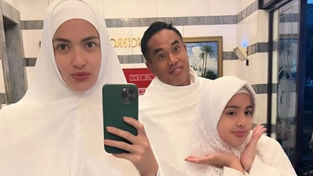 Potret Nia Ramadhani dan Keluarga Jalani Umrah, Pesona Sang Anak Pakai Hijab Manglingi