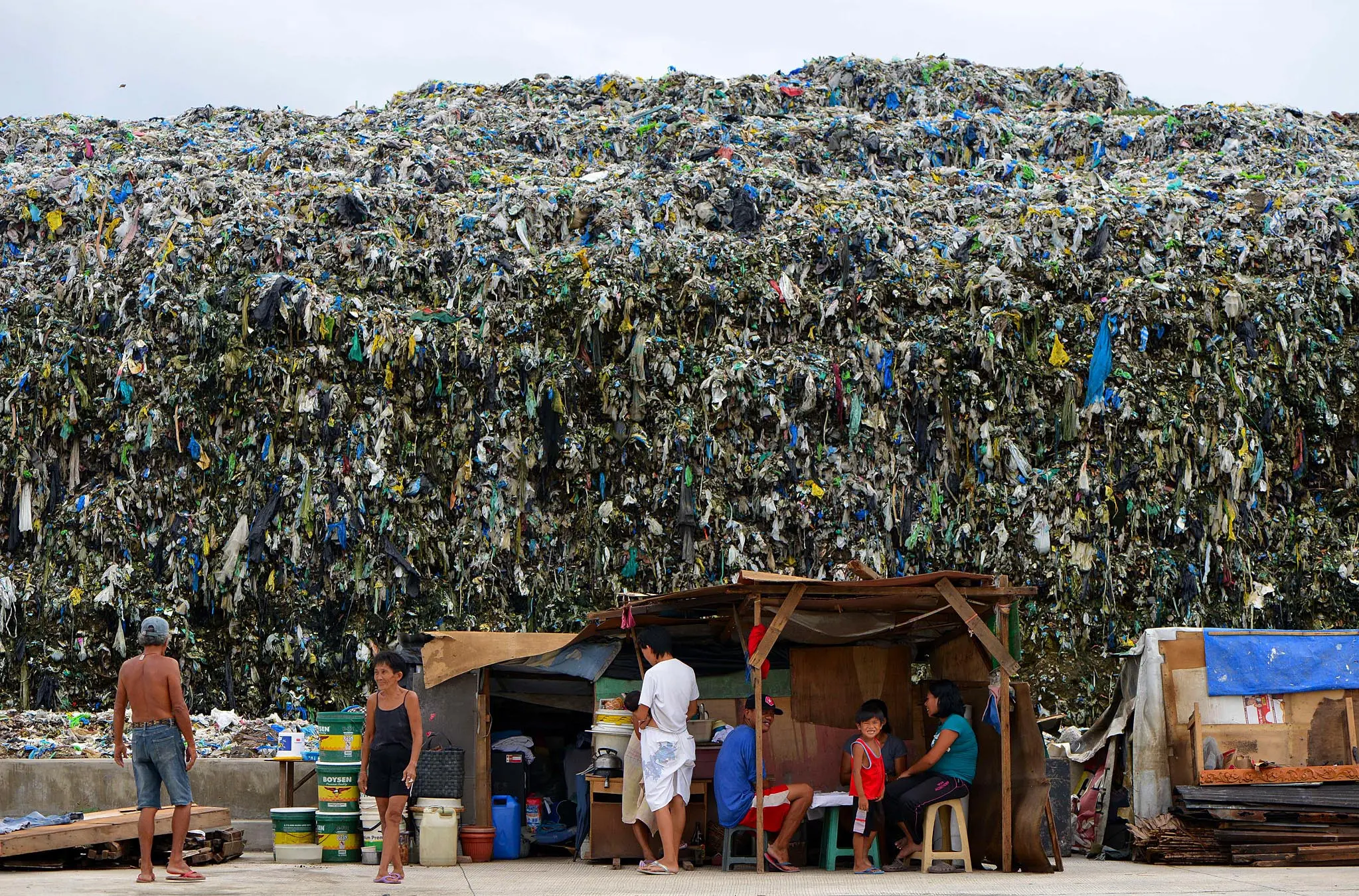 Tumpukan sampah di kota Mumbai yang tak biasa ini diibaratkan sebagai gunung sampah (AFP)