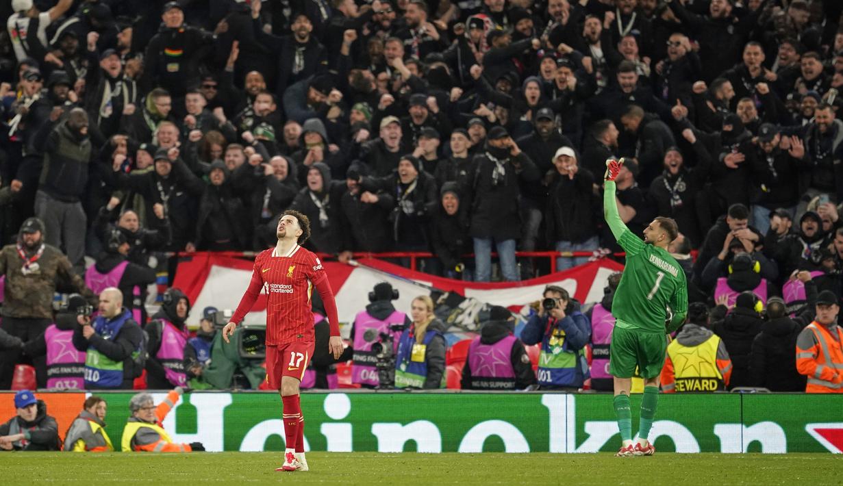 Kiper Paris Saint-Germain, Gianluigi Donnarumma melakukan selebrasi setelah menggagalkan tendangan penalti pemain Liverpool, Curtis Jones dalam laga leg kedua Liga Inggris 2024/2025 di Anfield, Inggris, Rabu (12/03/2025) WIB.