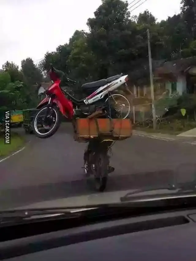 6 Potret Pengendara saat Angkut Motor Ini Bikin Was-Was
