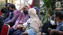 Sejumlah keluarga korban kebakaran Lapas Kelas I Tangerang mendatangi RS Polri Kramat Jati di Jakarta, Rabu (8/9/2021). Keluarga korban kebakaran Lapas Kelas I Tangerang mendatangi Posko Ante Mortem untuk melaporkan kehilangan anggota keluarga mereka. (Liputan6.com/Faizal Fanani)