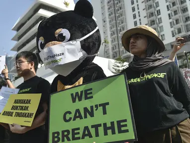 Greenpeace Malaysia dan Himpunan Advocacy Rakyat Malaysia (HARAM) menggelar aksi damai di depan Kedutaan Besar Indonesia di Kuala Lumpur, Jumat, 4 September 2026. (AFP/ Arif Kartono)
