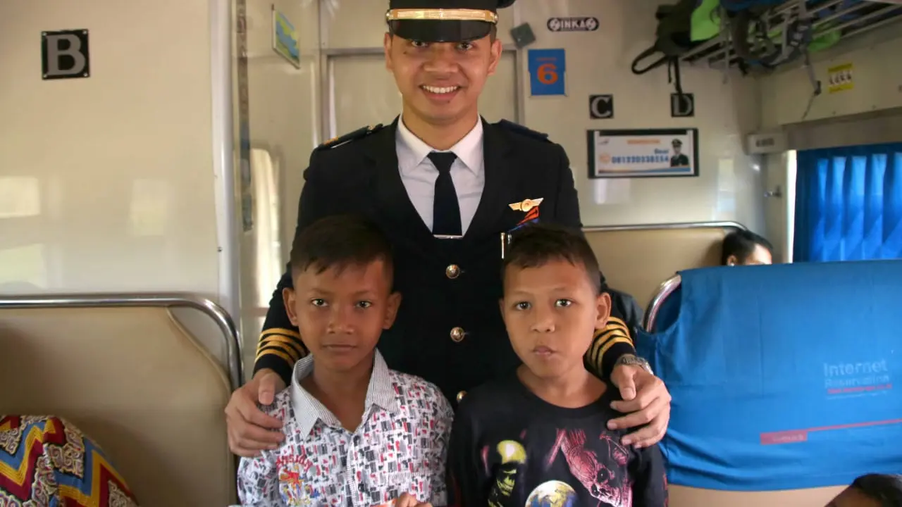 Fasha, bocah penjaga pintu rel kereta berfoto bersama dengan masinis kereta api. (Foto: Liputan6.com/Humas Daop 5/Muhamad Ridlo)