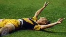Pemain Mitra Kukar, Yogi Rahadian melakukan selebrasi usai mencetak gol ke gawang Semen Padang di final piala Jenderal Sudirman di Stadion GBK Jakarta, Minggu (24/1/2016). Gol Yogi memastikan kemenangan Mitra Kukar. (Liputan6.com/Helmi Fithriansyah)