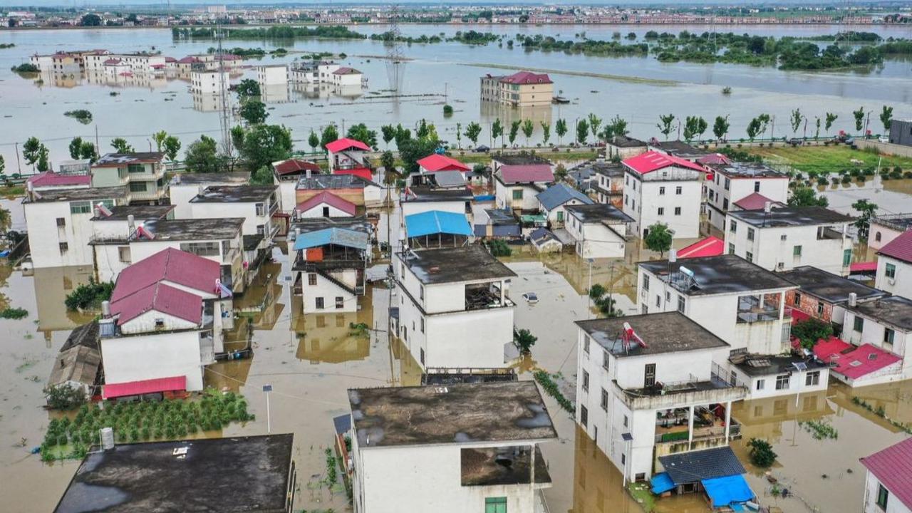 Sebuah foto udara yang diambil dari wilayah Jiujiang, Provinsi Jiangxi, China tengah, menunjukkan pemandangan memilukan dari bangunan-bangunan yang terendam banjir setelah puncak banjir melanda daerah tersebut. Foto:&nbsp;STRINGER / AFP<br>