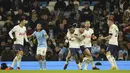 Pemain Tottenham Hotspur merayakan gol yang dicetak oleh Emerson Royal ke gawang Manchester City pada laga Liga Inggris di Stadion Etihad, Kamis (19/1/2023). Spurs mengejutkan the Citizens lebih dulu usai mencetak dua gol jelang turun minum melalui Dejan Kulusevski dan Emerson Royal. (AP Photo/Dave Thompson)