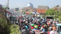 Perjalanan Pemudik di Cirebon Dihambat Pasar Tumpah