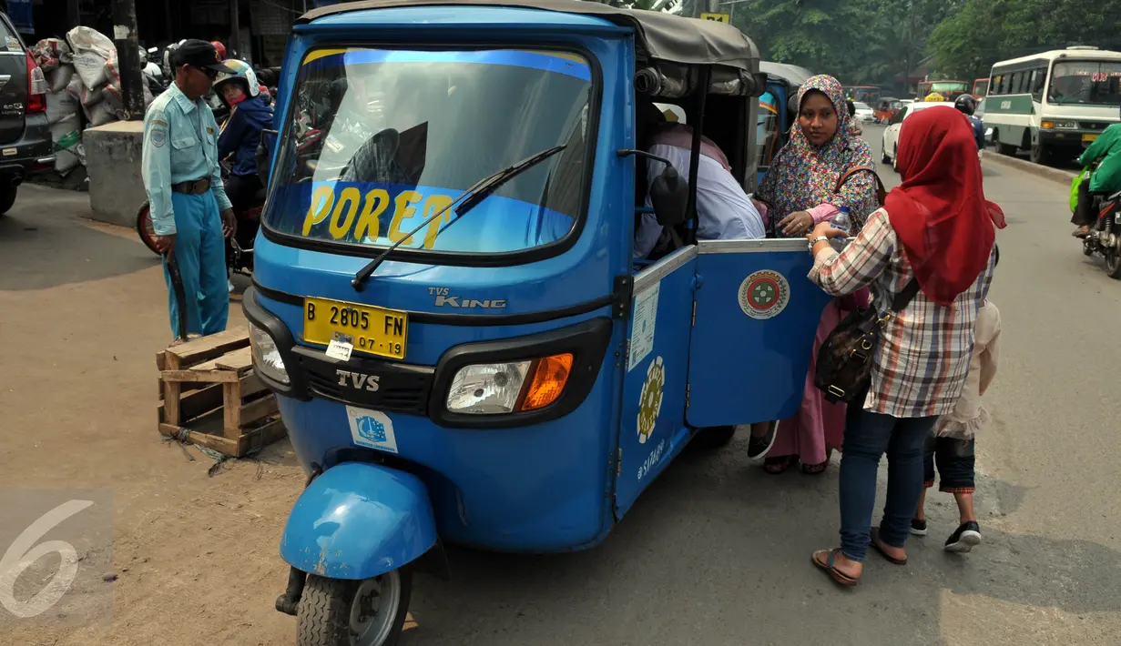 Penumpang menaiki Bajaj di kawasan Pasar Majestik, Jakarta, Selasa (30/6). Bajaj masih menjadi moda transportasi favorit bagi warga Jakarta menengah kebawah. (Liputan6.com/Johan Tallo)