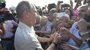 Presiden Rusia Vladimir Putin menyapa sejumlah warga usai menjajal kapal selam mini memasuki perairan Laut Hitam saat ekspedisi di Sevastopol, Crimea, Rusia, Selasa (18/8/2015). (REUTERS/Alexei Nikolsky/RIA Novosti/Kremlin)