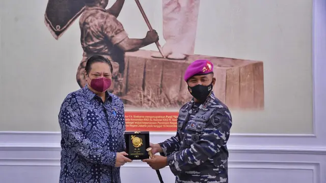Menkoperekonomian Airlangga Hartarto bersilaturahmi ke Markas Komando Korps Marinir TNI Angkatan Laut Jakarta Pusat, Jumat, 7 Mei 2021.