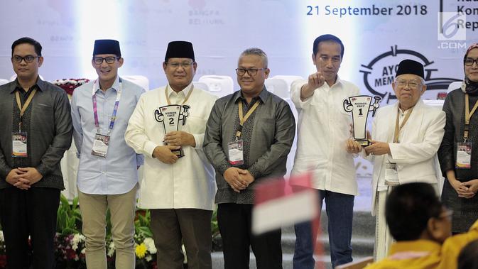 Dua pasang capres-cawapres Prabowo Subianto-Sandiaga Uno dan Joko Widodo-Ma'ruf Amin foto bersama Ketua KPU Arief Budiman usai pengundian nomor urut Pemilu 2019 di Kantor KPU, Jakarta, Jumat (21/9). (Liputan6.com/Faizal Fanani)