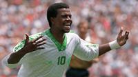 Pemain Arab Saudi, Saeed Al Owairan melakukan selebrasi setelah mencetak gol pada babak pertama pertandingan Piala Dunia melawan Belgia di Stadion RFK di Washington DC 29 Juni 1994. Owairan mencetak gol di menit-menit pembukaan pertandingan. (AFP/Omar Torres)