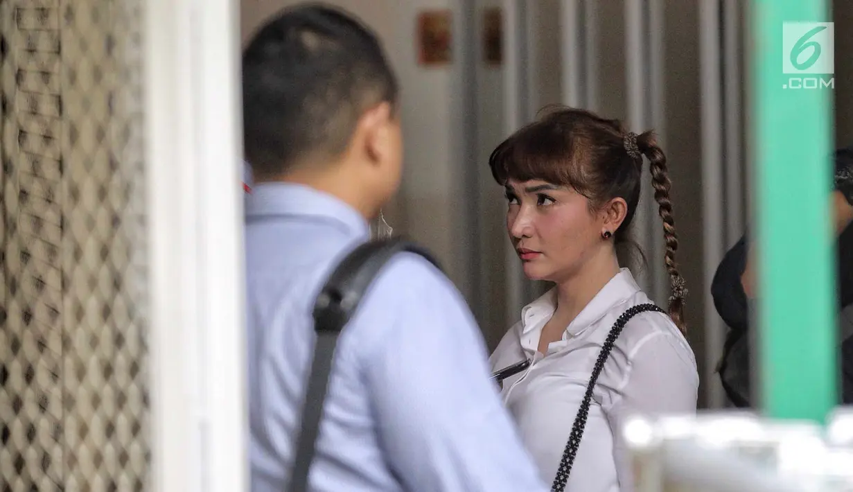Ekspresi Roro Fitria saat tiba di PN Jakarta Selatan, Kamis (28/6). Dengan rambut dikepang ke samping, Roro menghadiri sidang dengan mengenakan kemeja putih dan celana bahan hitam. dengan agenda pembacaan dakwaan. (Liputan6.com/Faizal Fanani)