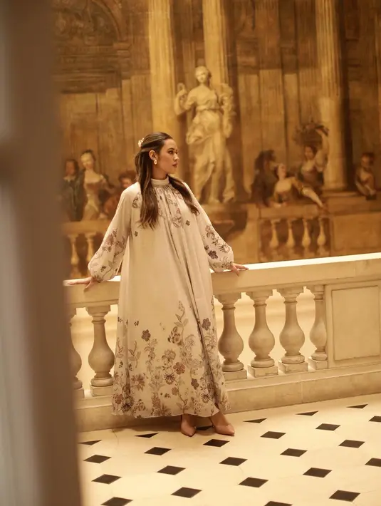 Buat kamu yang ogah ribet, bisa kenakan dress A-Line panjang yang dikenakan Raisa. Desain kerah tinggi dan lengan bergelembung bikin tampilannya lebih anggun [@raisa6690]