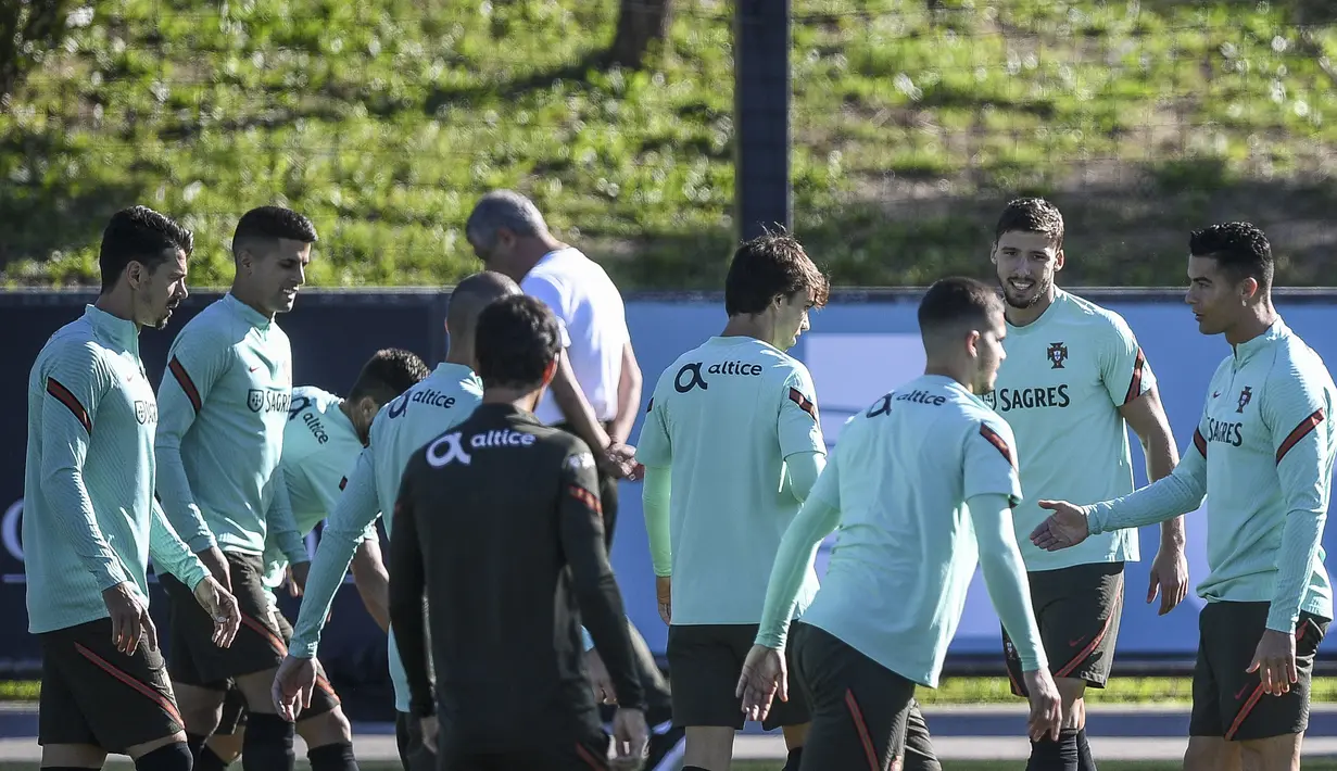 Para pemain Portugal mengikuti sesi latihan di tempat latihan Cidade do Futebol di Oeiras (10/11/2021). Portugal akan bertanding melawan Irlandia pada Grup A kualifikasi Piala Dunia 2022  di Aviva Stadium. (AFP/Patricia De Melo Moreira)