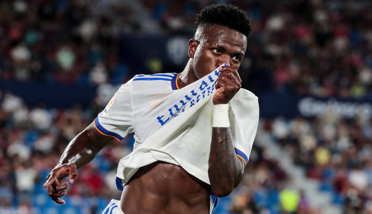 Keunggulan Levante untuk kedua kalinya dipupuskan oleh Vincius Jr. Ia berhasil menuntaskan umpan Benzema di dalam kotak pinalti menjadi gol dari sudut sempit. Kedudukan lagi-lagi menjadi imbang. (Foto: AFP/Jose Miguel Fernandez)