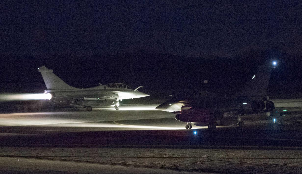 Jet-jet tempur Dassault Rafale bersiap lepas landas di Lanud Saint-Dizier, Prancis, Jumat (13/4). Prancis bergabung bersama Amerika dan Inggris melancarkan serangan militer ke Suriah yang menargetkan pusat penelitian senjata kimia negeri itu (ECPAD / AFP)