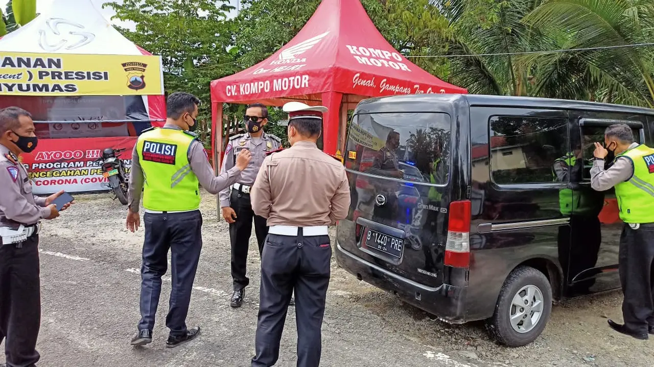Polisi menindak travel gelap di pos penjagaan Ajibarang, Banyumas, Selasa (4/5/2021). (Foto: Liputan6.com/Polres Banyumas)