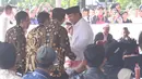 Calon Presiden no urut 02, Prabowo Subianto jelang menggunakan hak pilihnya pada Pemilu 2019 di TPS 041 Kampung Curug, Desa Bojong Koneng, Babakan Madang, Kabupaten Bogor, Jawa Barat, Rabu (17/4). Prabowo didampingi Fadli Zon. (Liputan6.com/Helmi Fithriansyah)