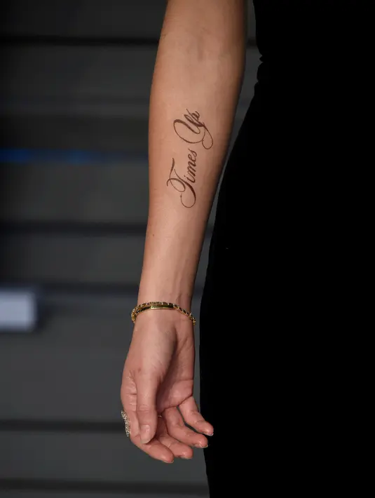 Detail tato di lengan kanan Emma Watson pada pesta after-party Vanity Fair Oscar 2018 di California, Minggu (4/3). Tato itu bertuliskan 'Times Up' yang merupakan bentuk dukungannya dalam gerakan kampanye anti kekerasan seksual. (Evan Agostini/Invision/AP)