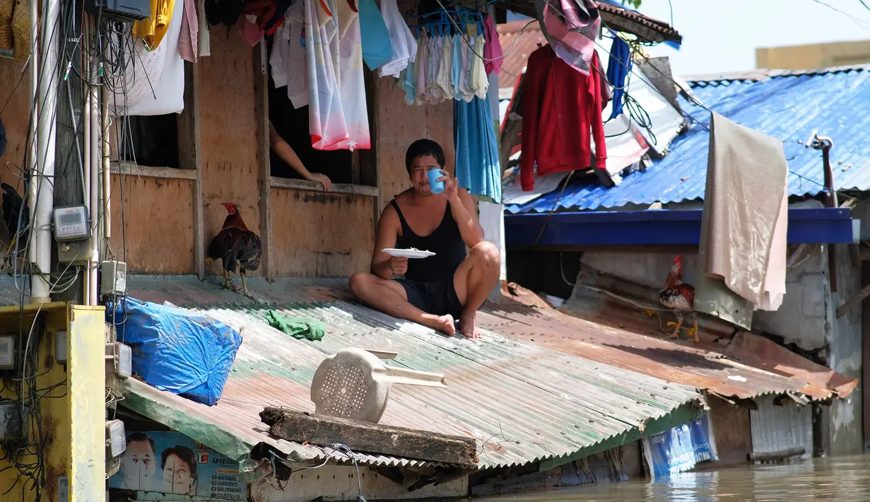 Badai Tropis Trami bergerak ke laut setelah menewaskan sedikitnya 40 orang. (ZALRIAN SAYAT/AFP)