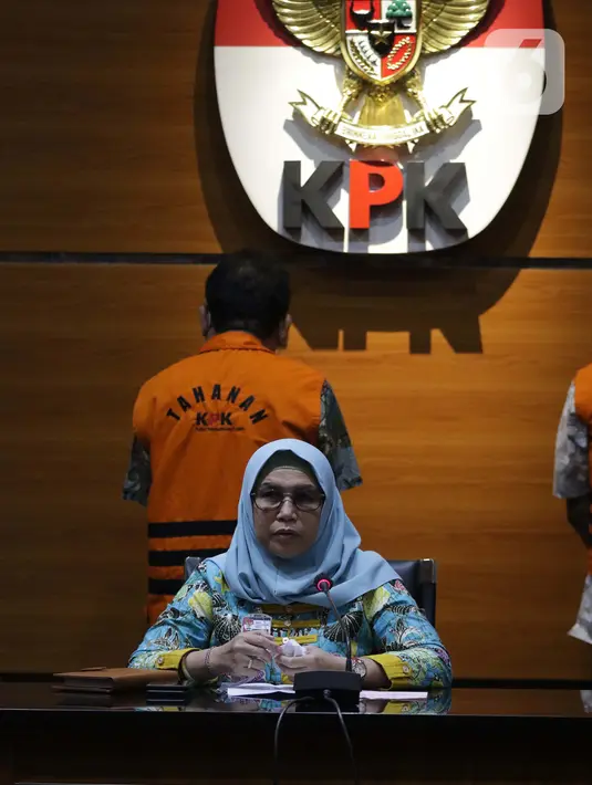 Komisioner KPK, Lili Pintauli Siregar menyampaikan rilis penahanan Inspektur Wilayah I Kementerian ATR/ BPN, Gusmin Tuarita dan Siswidodo selaku Kabid Hubungan Hukum Pertanahan BPN Jawa Timur di Gedung KPK, Jakarta, Rabu (24/3/2021). (Liputan6.com/Helmi Fithriansyah)
