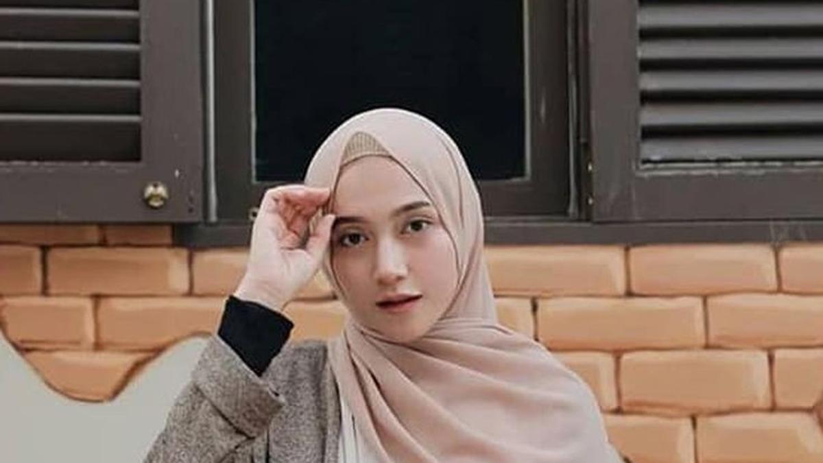 Padu Padan Fashion Cream dan Pashmina Plisket untuk Gen-Z, Elegan Tanpa Batas