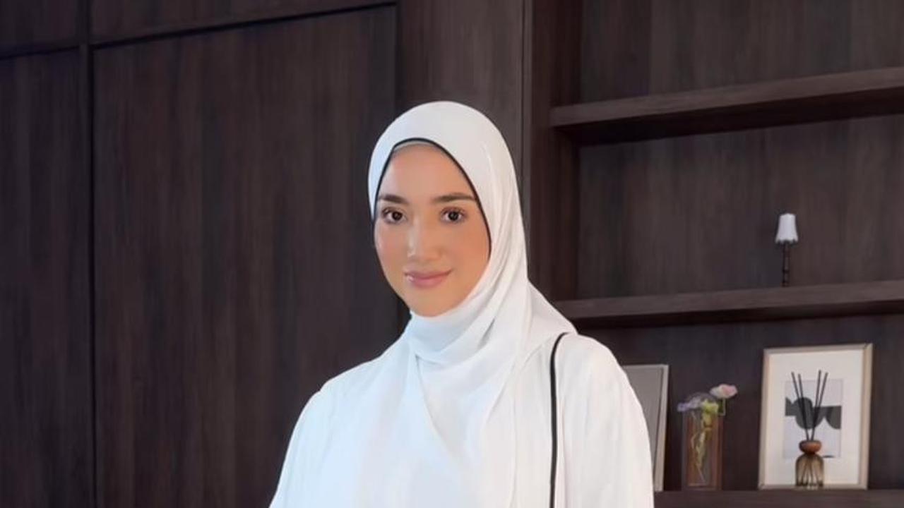 Gaya Abaya Erica Putri yang Elegan dan Minimalis, Pilihan Sempurna untuk Lebaran 2025