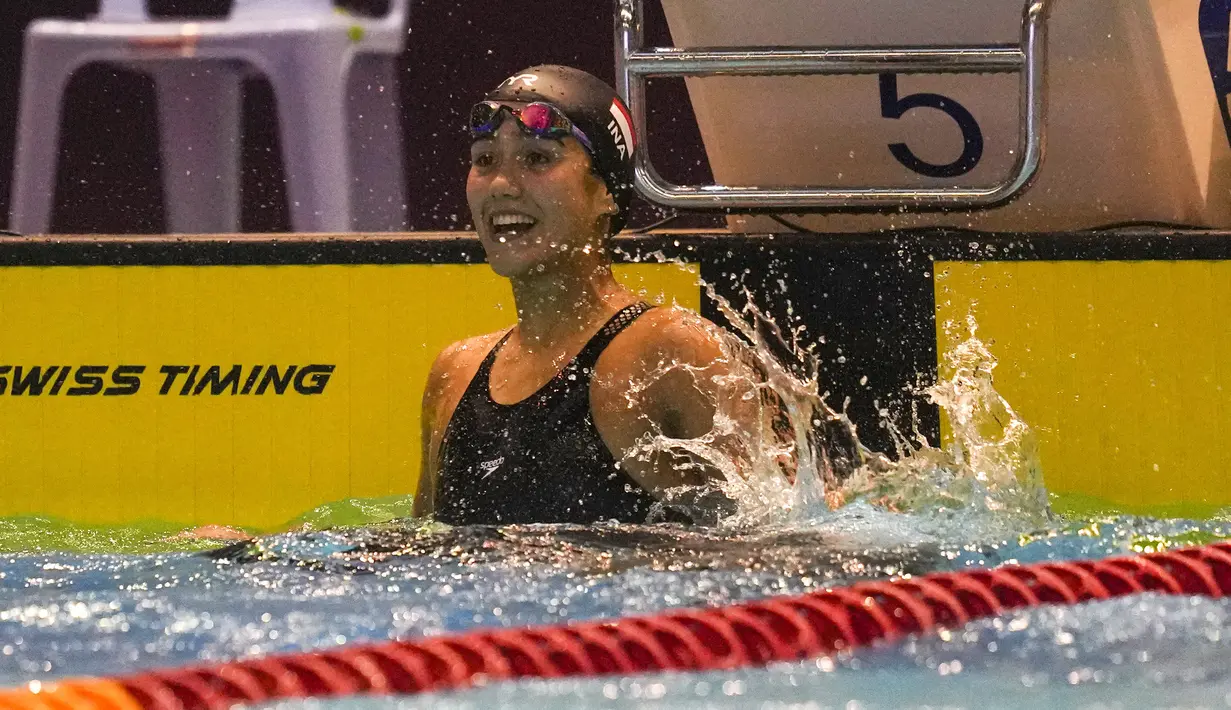 Ekspresi perenang putri Indonesia, Masniari Wolf usai meraih kemenangan pada final renang gaya punggung 50m putri pada pertandingan renang SEA Games ke-32 di Phnom Penh, Kamboja, Minggu, 7 Mei 2023. (AP Photo/Tatan Syuflana)