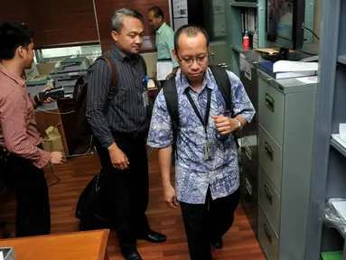 Penyidik KPK membawa koper berisi barang bukti usai penggeledahan ruang kerja F-Partai Hanura Dewie Yasin Limpo di Jakarta, Rabu (21/10). Penggeledahan terkait operasi tangkap tangan KPK terhadap Dewie pada Selasa (20/10) malam. (Liputan6.com/Johan Tallo)