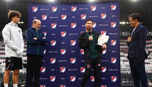Bintang Inter Miami, Lionel Messi, saat menerima trofi Landon Donovan MLS MVP 2025 di Chase Stadium, Rabu (10/12/2025) pagi WIB. (Megan Briggs/Getty Images/AFP)