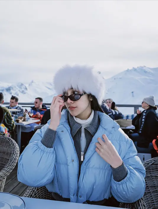 Anya Geraldine tengah liburan di Courchevel, Rhone-Alpes, Pranics. Ia tampil kece dengan cropped puffer jacket, knit top, dan fur bucket hat. [@anyageraldine]