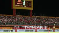 Suporter Madura United di Stadion Gelora Madura, Pamekasan (28/5/2019). (Bola.com/Aditya Wany)