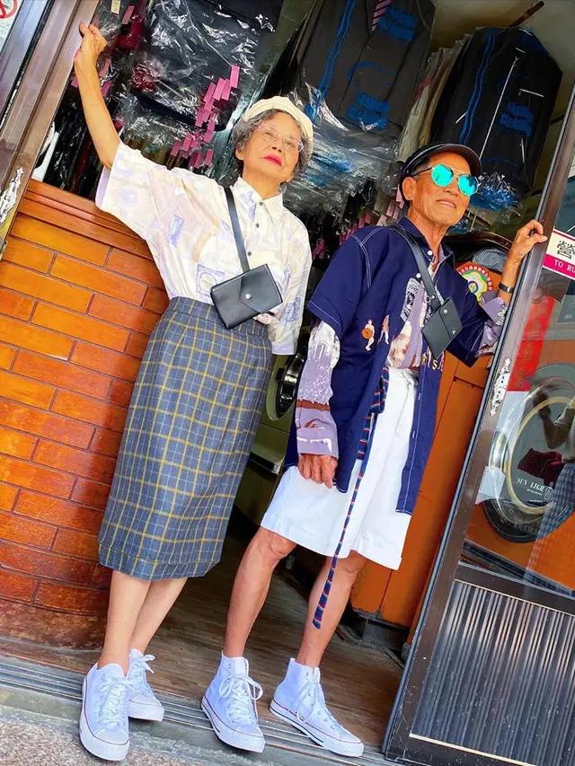 6 Gaya Suami Istri 80 Tahun Pakai Baju Bekas Laundry Ini Curi Perhatian