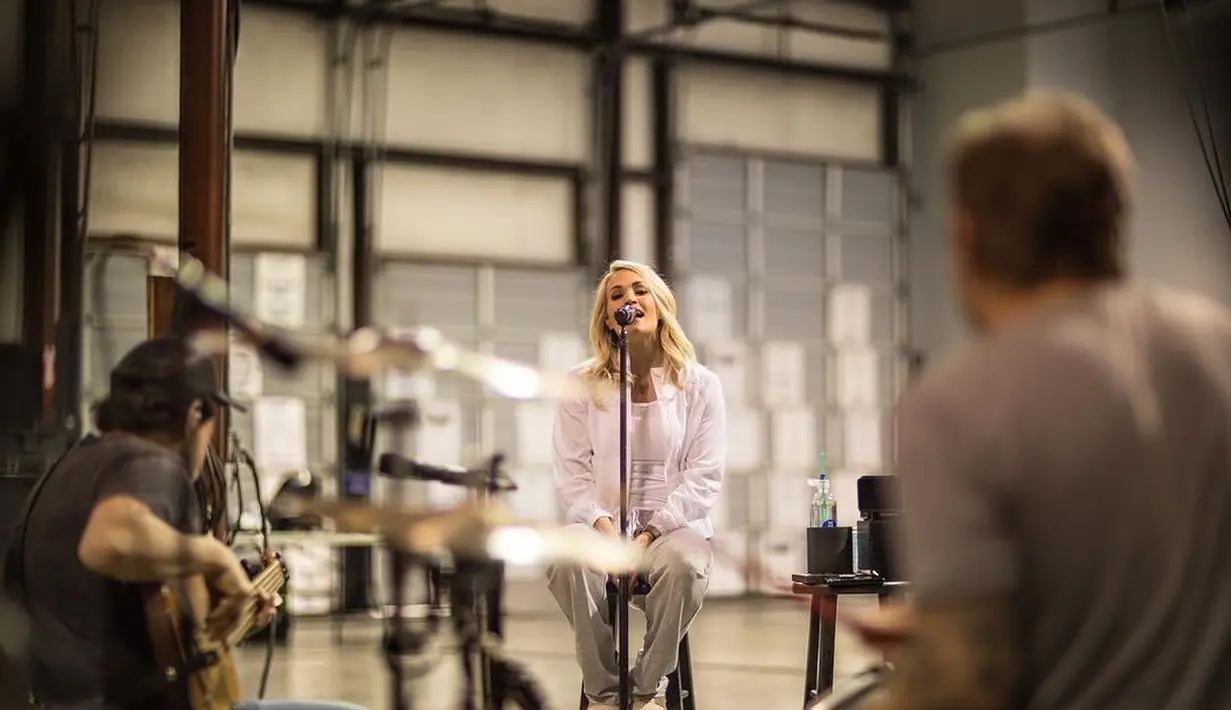 "Ini seperti mimpi yang jadi nyata dengan keluarnya album dan bayi. Kami sangat bahagia!" ujar Carrie. (instagram/carrieunderwood)