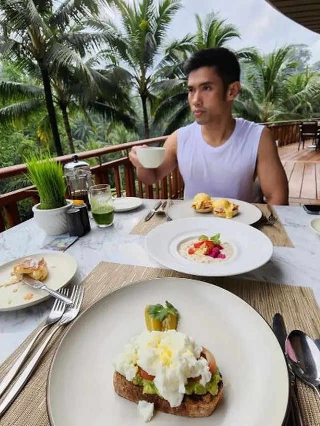 Dian Sastrowardoyo bersama suami (Instagram/therealdisastr)