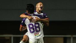 Gelandang Persita, Harrison Cardoso De Oliveira (belakang) melakukan selebrasi usai mencetak gol pembuka dalam laga pekan pertama BRI Liga 1 2021/2022 antara Persipura Jayapura melawan Persita Tangerang di Stadion Pakansari, Bogor, Sabtu (28/08/2021) malam WIB. (Bola.com/Bagaskara Lazuardi)