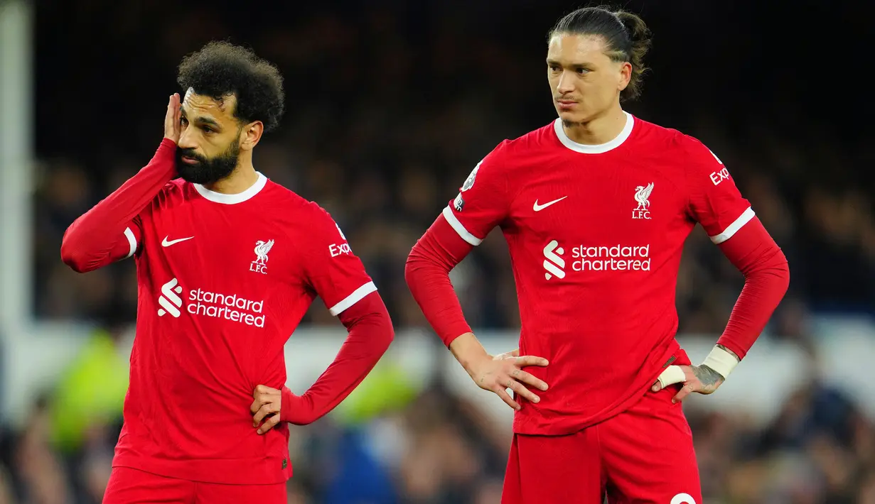 Raut wajah pemain Liverpool Mohamed Salah (kiri) bersama Darwin Nunez saat pertandingan sepak bola Liga Premier Inggris melawan Everton di stadion Goodison Park, Liverpool, Inggris, Rabu, 24 April 2024. (AP Photo/Jon Super)