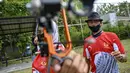 Pemanah dari tim provinsi Aceh menghadiri sesi latihan di sebuah stadion di Banda Aceh (2/9/2020). (AFP Photo/Chaideer Mahyuddin)