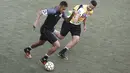 Neymar saat berusaha melewati lawannya pada laga sepak bola mini yang merupakan bagian dari  Neymar Junior Institute project di  Praia Grande, Sao Paulo, Brasil, (9/7/2016). (AFP/Miguel Schincariol)
