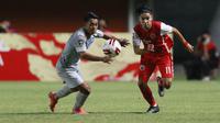 Gelandang Persija Jakarta, Novri Setiawan (kanan) berebut bola dengan gelandang Persib Bandung, Febri Hariyadi dalam laga leg pertama final Piala Menpora 2021 di Stadion Maguwoharjo, Sleman, Kamis (22/4/2021). Persija menang 2-0. (Bola.com/M Iqbal Ichsan)