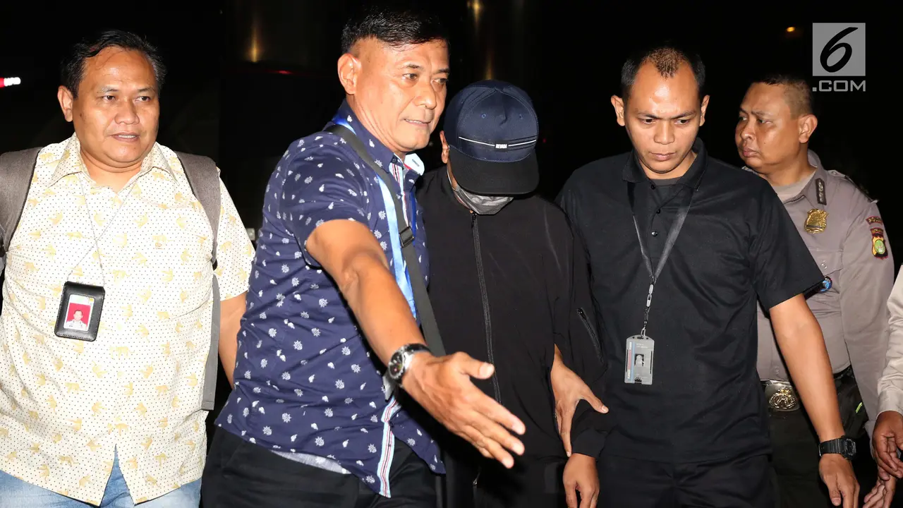 Berjaket dan Kacamata Hitam Ketua Umum PPP Romahurmuziy Digelandang KPK