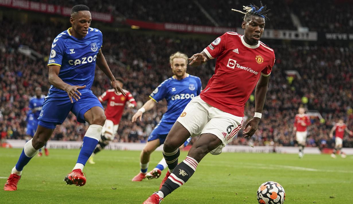 Usai itu, Manchester United kembali memperoleh peluang melalui Paul Pogba. Kali ini, sepakannya masih melambung di atas mistar gawang Everton. (AP/Dave Thompson)