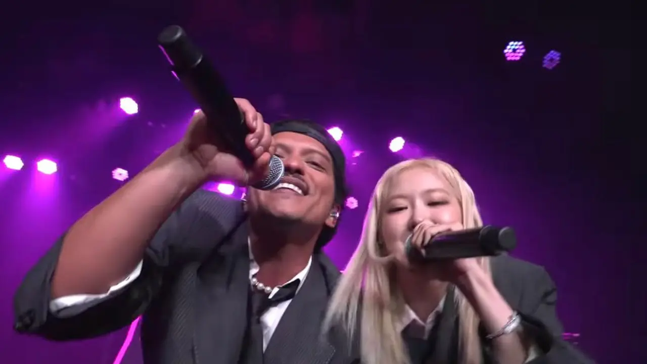 6 Gaya Rose BLACKPINK dan Bruno Mars Debut Perdana Bawakan APT di MAMA 2024, Kompak dengan Formal Look
