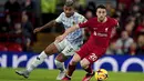 Penyerang Liverpool Diogo Jota berebut bola dengan gelandang Wolverhampton Wanderers Mario Lemina pada laga tunda Liga Inggris pekan ke-7 di Anfield, Rabu (2/3/2023) dini hari WIB. Ini merupakan kemenangan pertama Liverpool  dalam empat laga terakhir di semua ajang.  (Peter Byrne/PA via AP)