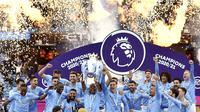 Para pemain Manchester City melakukan selebrasi usai menjuarai Liga Inggris di Stadion Etihad, Minggu (24/5/2021). City menang dengan skor 5-0. (Peter Powel/Pool via AP)