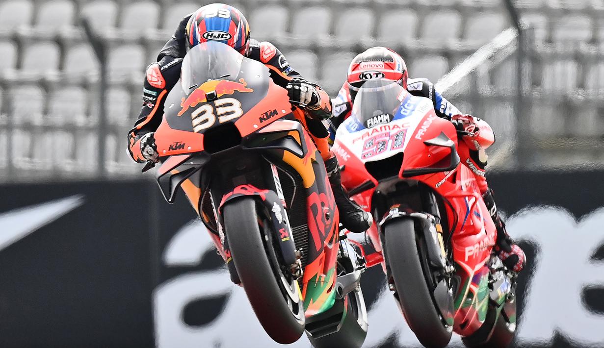 Pembalap Red Bull KTM, Brad Binder, saat latihan cepat (FP3) MotoGP Austria di Sirkuit Red Bull Racing, Spielberg, Sabtu (15/8/2020). Vinales keluar sebagai rider tercepat dengan waktu terbaiknya 1 menit 24,317 detik. (AFP/Joe Klamar)