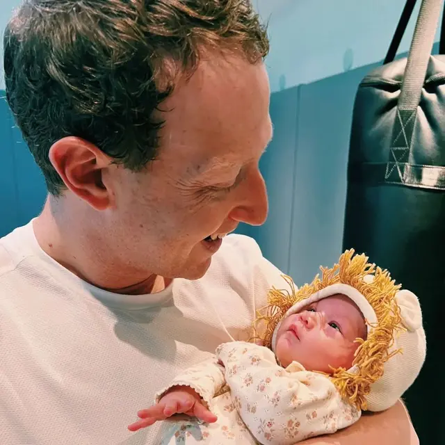 Mark Zuckerberg dan anak yang baru lahirnya.