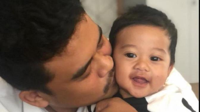 digendong jokowi, anak kahiyang ayu bikin gemas